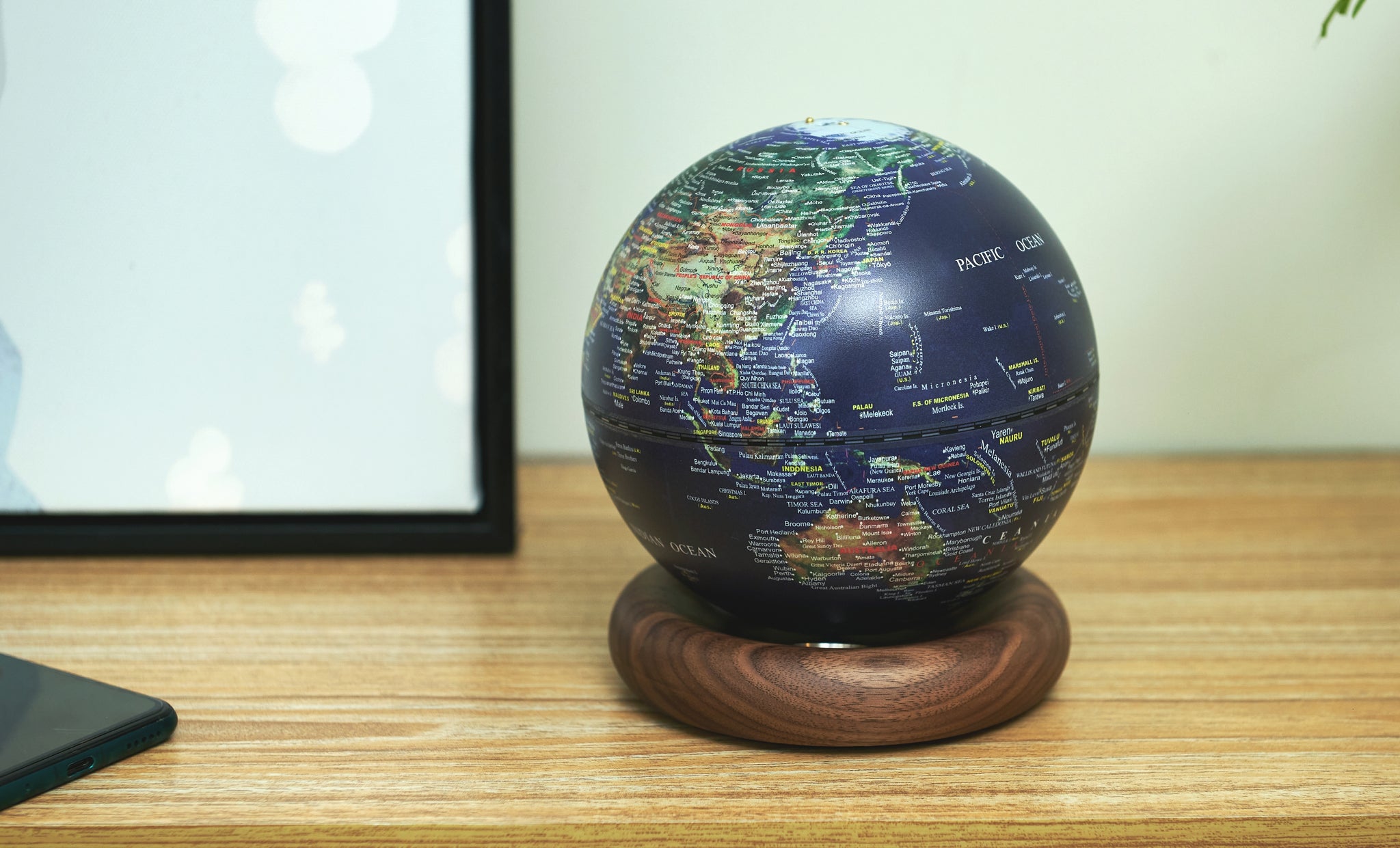 Gingko Atlas Globe Lamp