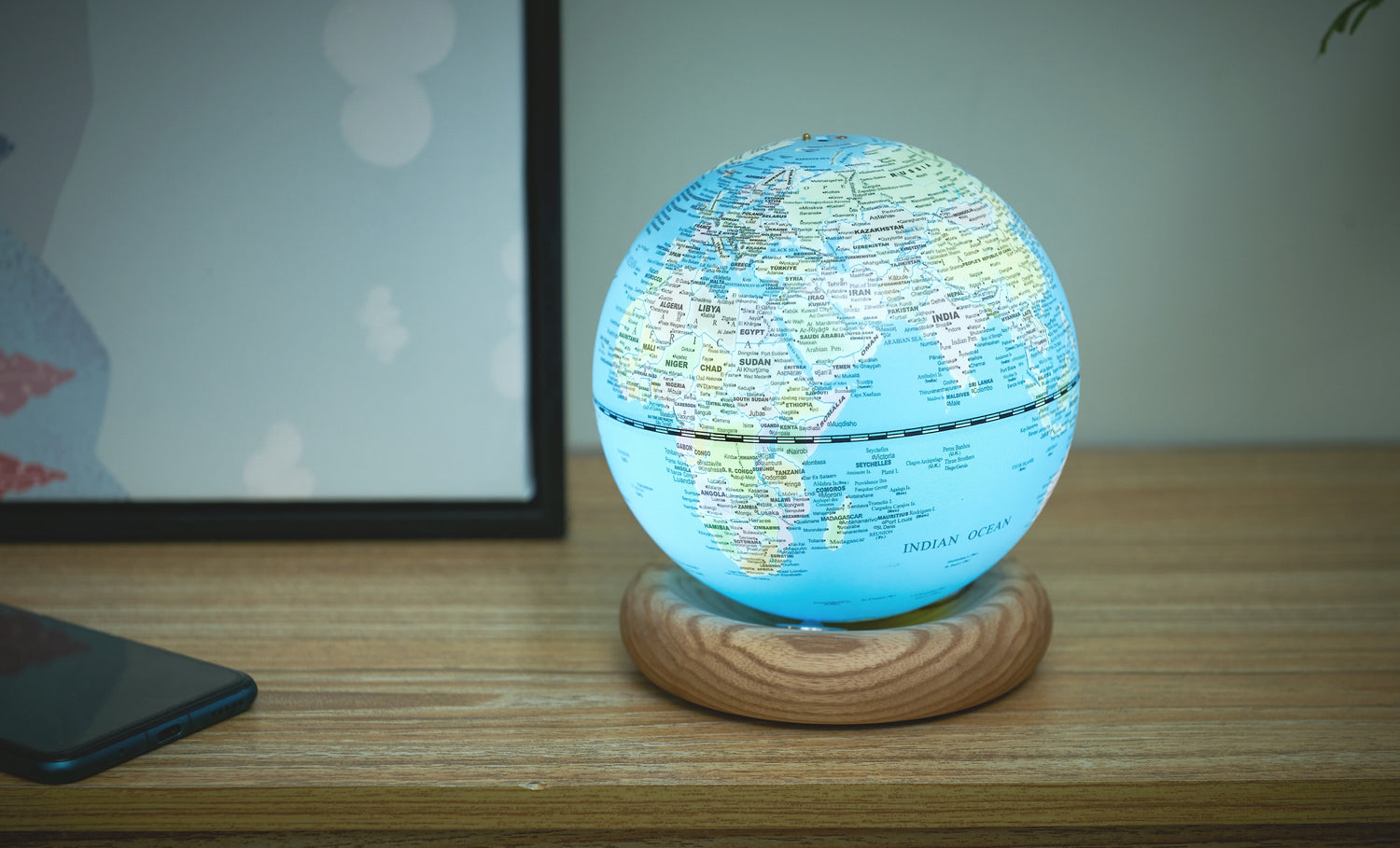 Gingko Atlas Globe Lamp